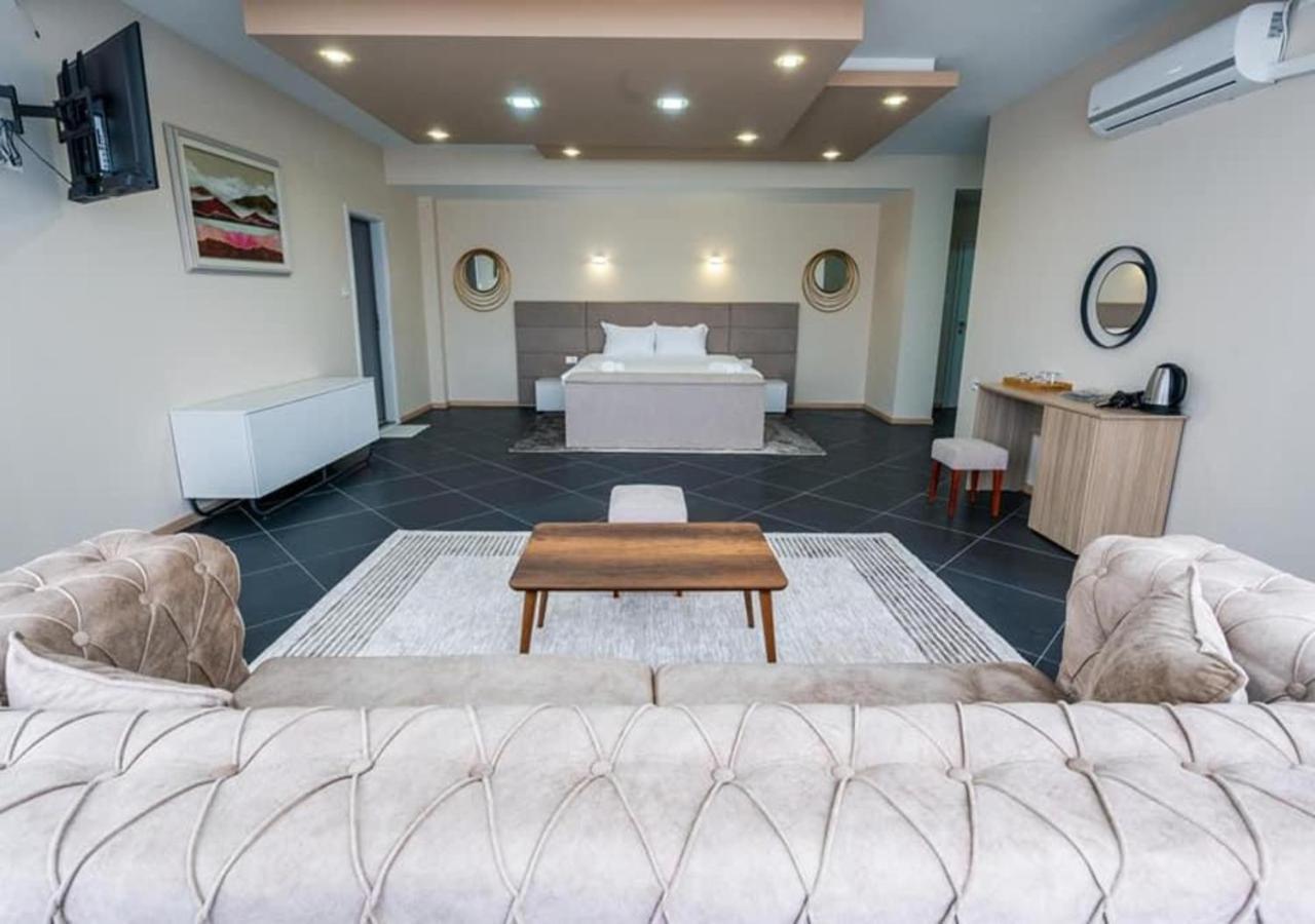 Hotel & Bon Bon