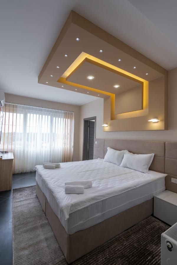 Hotel & Bon Bon
