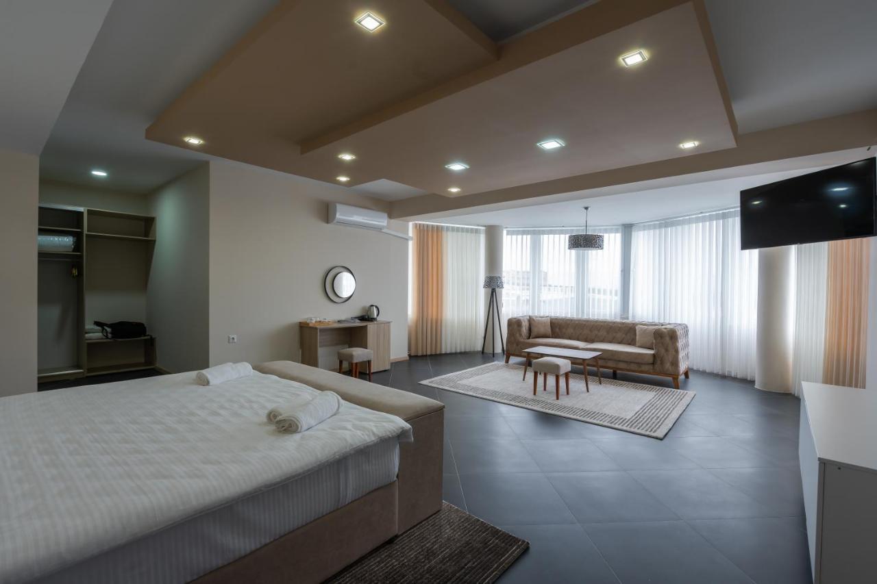 & Bon Bon Hotel